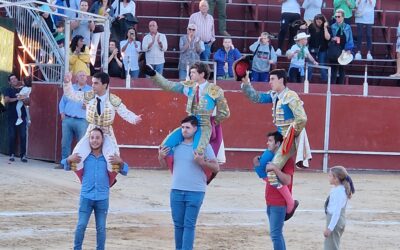 Los tres novilleros a hombros en Boadilla del Monte